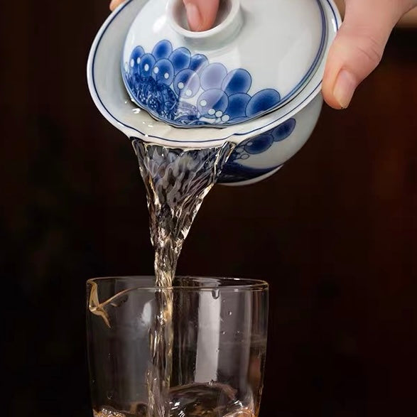 Jingdezhen Porcelain Antique Clay Sancai Gaiwan, Blue and White Opera Huadan Pattern, Hoverable Anti-scald Large Capacity Tea Brewing Bowl for Home Use