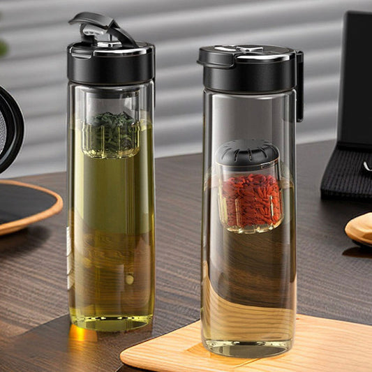 The magnetic tea travel cup operates with one hand