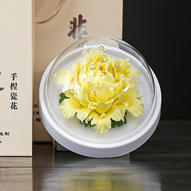 China's intangible cultural heritage, flowers made of handmade porcelain