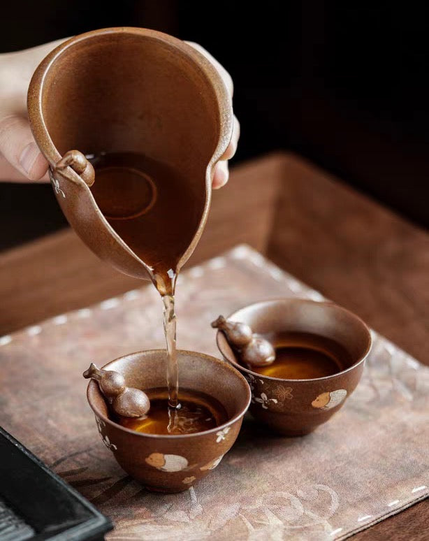 Old rock clay "Flower and Fish Play" gourd tea cup
 
 