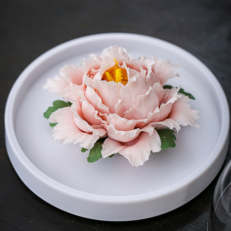 China's intangible cultural heritage, flowers made of handmade porcelain