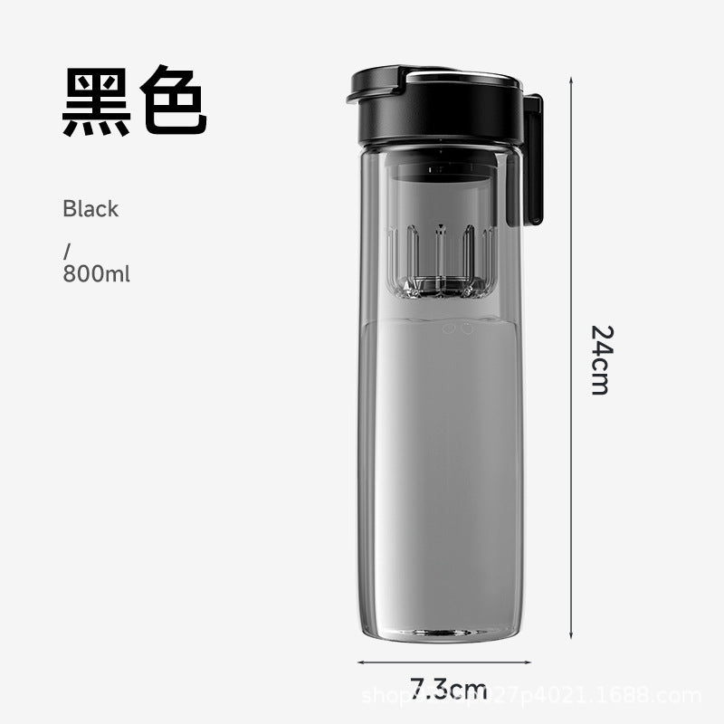 The magnetic tea travel cup operates with one hand